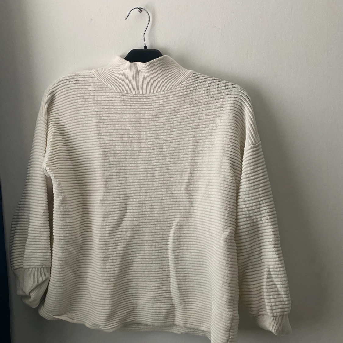 Vit stickad tjocktröja