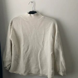 Vit stickad tjocktröja - Fin, ser lite sliten ut på bilden men sitter finare på! Skriv för mer info💜