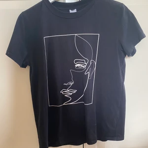 T-shirt  - Vanlig svart t-shorts med tryck på. Köparen står för frakt.