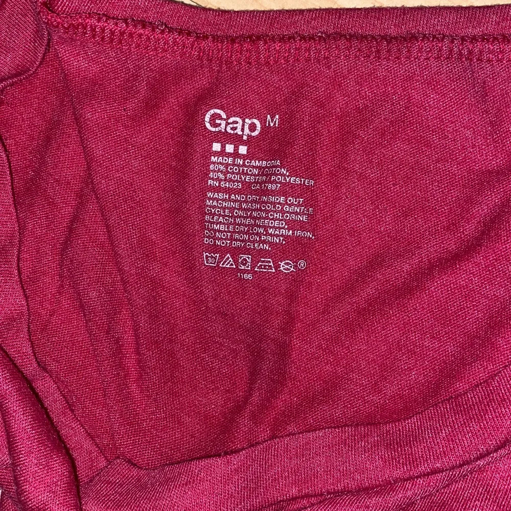 En rosa GAP t-shirt i strl M. Som visas på bilden är den gjord av 60% cotton och 40% polyester. Den är otroligt skön och ger en en härlig form.. T-shirts.