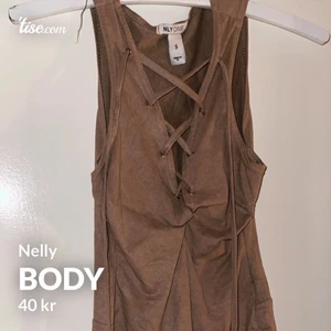 Body Nelly  - Body Nelly. Storlek S. Köparen står för frakt. 🦄
