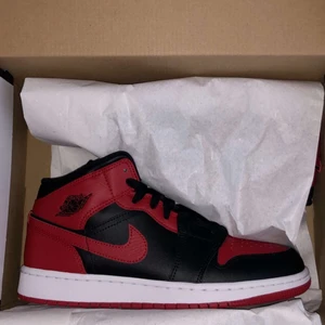 Jordan 1  - Jordan 1 banned // nyskick originalbox följer med// storlek 35.5// Pris: 900// Kan fraktas via postnord på köparens bekostnad/