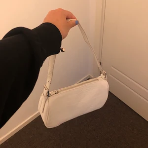 baguette väska - säljer denna fina baguette väska från gina tricot. Köptes förra sommaren men använd max 4 gånger, säljer då den ej kommer till användning. 150 kr och köparen står för frakten. Buda i kommentarerna och skriv privat ifall ni har några frågor.💓