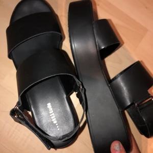 Svarta platåsandaler - Säljer dessa svarta platåsandaler i storlek 37 från din sko som endast är använda fåtal gånger. Kontakta mig vid intresse men även om du har frågor eller vill ha fler bilder. Nypris 350kr (Priset går att diskutera)🥰