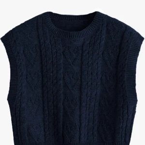 Enkel stickad topp/väst  - Säljer denna mysiga topp/väst pågrund av att jag inte har haft användning av den. Jag har aldrig använt den och därför har den bara legat i min garderob, så tyckte det var dags att sälja den. Den är marinblå och har små hjärtan som detaljer. Den är perfekt att ha på våren, hösten och vintern, kanske även på en kylig sommar- kväll☺️☺️                   Köpte den från SHEIN men bestämde mig för att sälja den billigt💕💕
