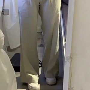 Linnebyxor - Byxor som liknar linnebyxor och linnematerialet väldigt mycket. Lågmidjade och jättesköna. Nästan aldrig använda, från vero moda. Säljer då de är alldeles för långa på mig. Storlek S. Köparen står för frakt. Buda privat från 100kr ELLER köp direkt för 200kr +frakt. Skriv vid frågor eller om fler bilder önskas!