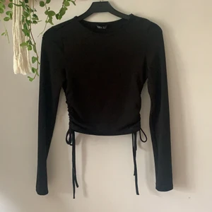 Topp -  Svart topp från tjejen med knyten på sidan. Storlek ex S men passar även S 💕