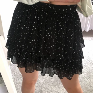 Prickig kjol - Prickig volangkjol från Zara. Endast använd 2 gånger. Dragkedja i midjan och har tunna undershorts. Säljer pga att den är lite för liten för mig. Funkar i längden för mig som är 176 men blir nog för kort om man är längre. Storlek S men passar nog en XS också. Jättesnygg nu till sommaren!! Många undrar hur den sitter i midjan: det är ingen resår så den är inte så stretchig men jag tycker att den sitter bra om man som jag vanligtvis har storlek S i kjolar. Den kan eventuellt fungera på en XS också det beror på hur man vill att den ska sitta. 