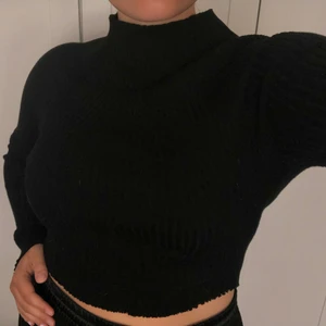 Svart ribbad tröja från BikBok - En snygg, stilren, croppad tröja från BikBok🖤 Det står att den har storleken L, men jag skulle säja att den passar minst lika bra till storlekarna ända från S till XL eftersom den är extremt stretchig och töjbar😊 Den är helt oanvänd men lappen sitter tyvärr inte kvar💕 Köparen står för frakt, kan även mötas upp i Norrköping om det önskas💓💓