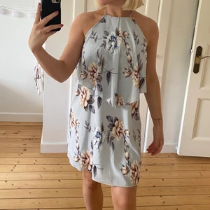 Blommig klänning - En väldigt fin klänning med öppenrygg som jag har använt 1 gång tyvärr🌸
