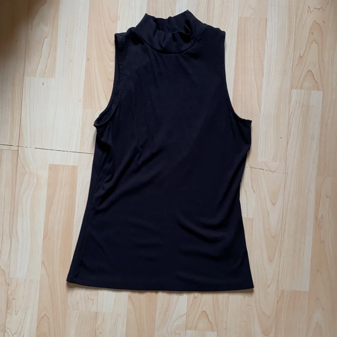 Två turtlenecks i grå och svart - 90