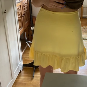 Kjol - Jättegullig ljusgul sommarkjol, går att ha både högmidjad och lågmidjad🌞🌼🌼 den är stretchig så passar nog s-m och är ca 45cm lång (fläcken som finns på de två första bilderna är på spegeln, inte på kjolen)
