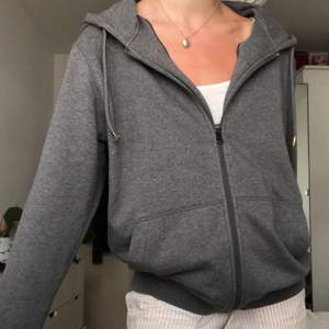 Stor grå zip up tröja i storlek L 💞 (dragkedjan kan vara lite svår att stänga) priset inkluderar frakt, skriv för fler bilder :)