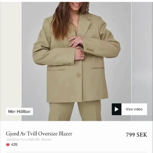 Skit snygg grön kavaj - Oversized kavaj, jätte härlig till en klänning eller kostym. Använd en gång och fick super många komplimanger för den! Köpt här på plick för 300kr❤️