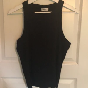 Linne - Basic svart ribbat linne