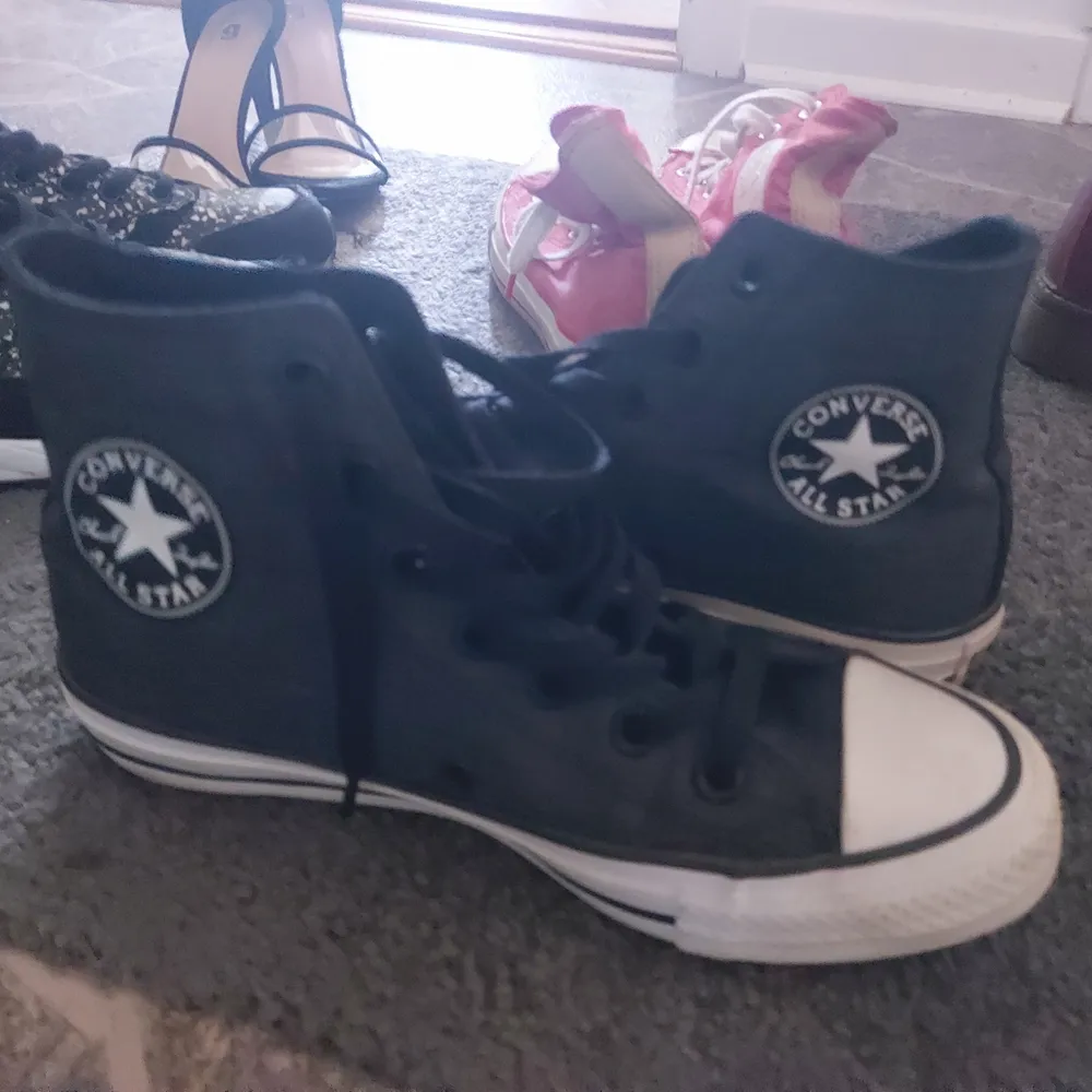 Mörgråa Converse strl 37. Använda en gång. Köpta I USA. . Skor.