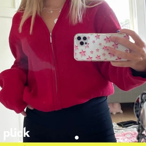 Röd kofta - Jättefin stickad kofta, endast använd en gång❤️  säljer pågrund av att den ej kommer till användning❤️