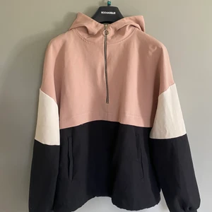 Hoodie  - En tunn skön hoodie från Zara. Storlek S. 