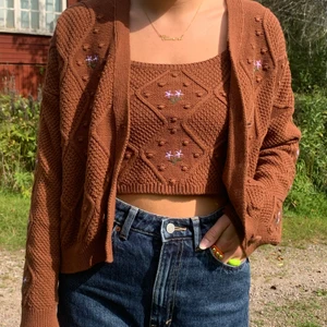 kofta och linne-set med broderingar  - Fint skick! Säljs tillsammans. Köparen står för frakten.