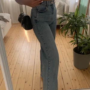 Zara jeans  - Högmidjade wide leg jeans från Zara. Full length men avklippta så de passar mig som är 169 i längden. Använd fåtal gånger. Kan mötas och skickas men då tillkommer fraktkostnad.