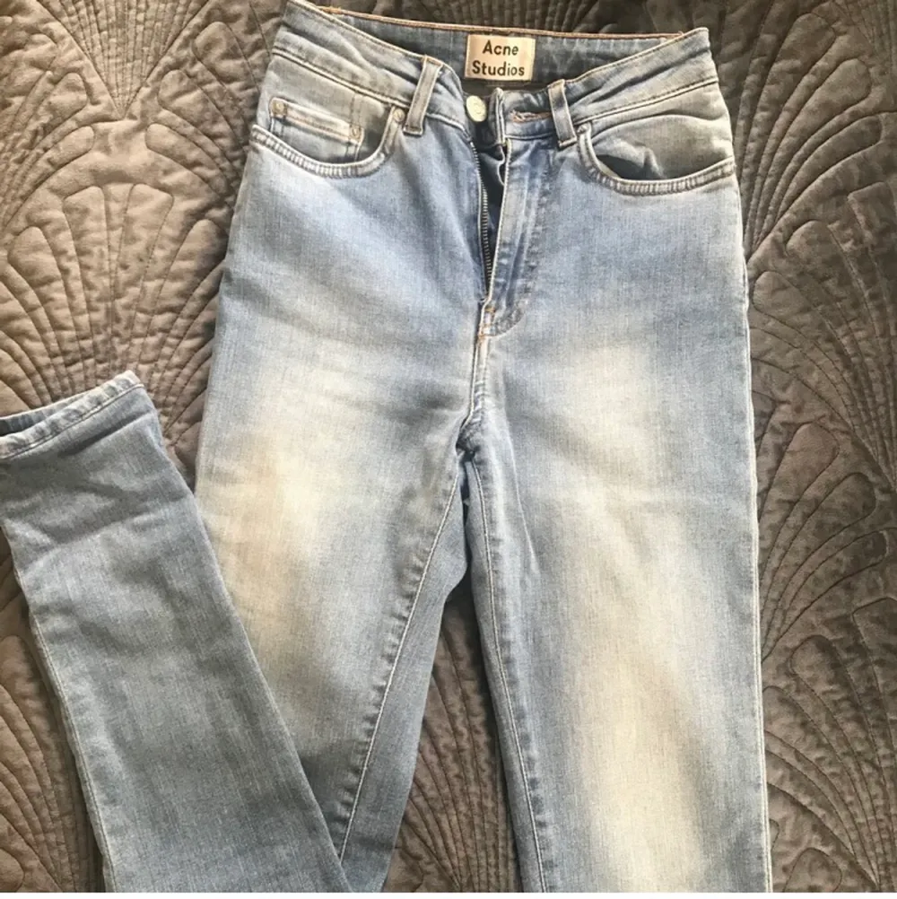 Grymma jeans som aldrig använts. Storlek W23/L32 men förkortades åt mig i Acne butiken till ungefär 30 i längden. Kommer med originalpåsen. Kan fraktas spårbart med Postnord +60kr.. Jeans & Byxor.