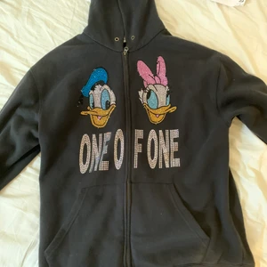 One Of One  - Säljer denna feta hoodie från One Of One                                       Finns endast 2 exemplar av denna modell.                                   Size: M