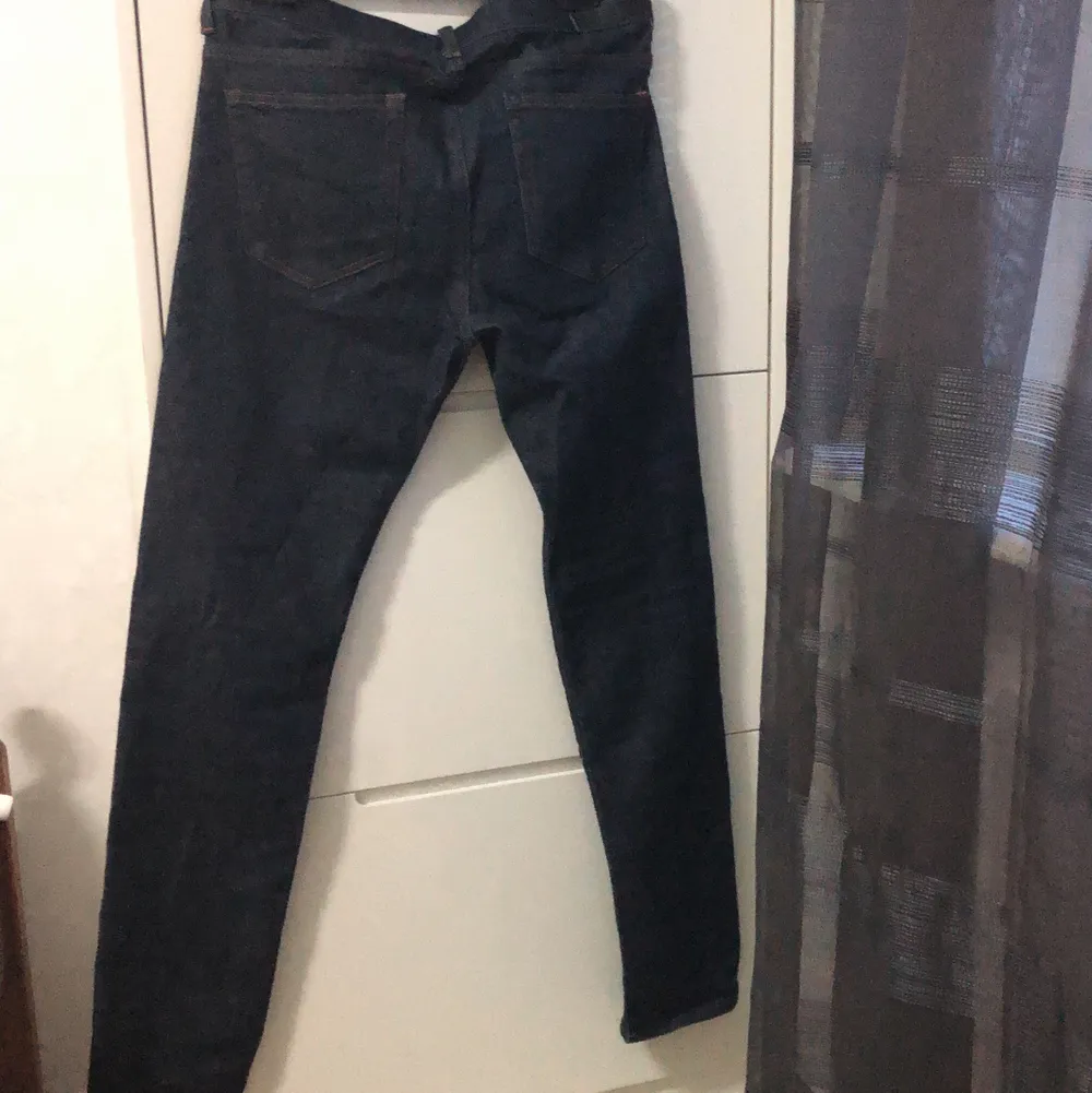 Jag säljer ett par mörkblåa jeans som är i ett bra skick, byorna är stretchiga och har ett skönt material. Jeansbyxorna är köpta från H&M och är i storleken W/L 31/32. Vid intresse eller frågor Hör gärna av er!! . Jeans & Byxor.