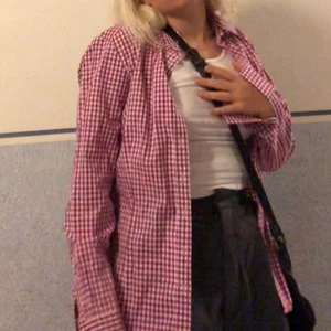 Rosa rutig skjorta - Skitsöt mörkrosa/cerise rutig skjorta som tyvärr inte kommer till användning. Färgen är mer kör i verkligheten, kan föröska ta bättre bilder om du skriver till mig!!