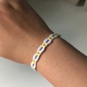 Friendship bracelet / armband - Friendship bracelet / armband gjort av bomulls tråd, kan göras i alla olika färgkombenationerna och längder.