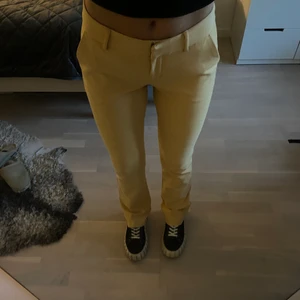 Kostymbyxor med låg midja - Jag säljer mina väldigt unika, gula kostymbyxor med låg midja. De är köpta i USA förra året och är knappt använda, alltså är dem som nya. 😍😍 Passar storlek XS/S/M (ganska stretchiga). Jag är 170 som referens. Kan mötas i Stockholm, annars tillkommer frakt! 