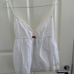 Odd Molly linne - Edit: Många intresserade så startar en budgivning! OBS! Bud är bindande, och det gäller även från min sida. Kommer ej ta emot bud utanför budgivningen. Vitt linne från Odd Molly som ej kommer till använding då den blivit för liten. Storleken är 1 som motsvarar en S enligt deras hemsida, men personligen tycker jag den är mellan en XS och S. Bandet kan justeras rätt rejält ifall man är emellan storlekar. Plagget är skrynkligt för den har legat nerpackat men de försvinner efter tvätt. 