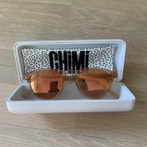 Orangegula solglasögon med spegelglas från chimi eyewear. Använd fåtal gånger, bra skick. Förpackning, solglasbehållare och ”trasan” kommer med. 