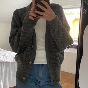 OVERSIZE KOFTA FRÅN ZARA - Säljer denna super mysiga koftan/cardigan från Zara som inköptes förra hösten men ej kommit till användning 🤍 Koftan är inte stickig och är i princip nyskick, vid snabb affär kan pris diskuteras🤍🤍 Köparen står för eventuella fraktkostnader
