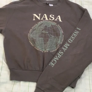 Grå NASA t-shirt strl XXS-M - det här är en sjukt skön nasa tröja!! Använd väl men frtf i bra skick💕 insidan är jättemjuk, perfekt för vintern/hösten✨ storleken är XS men passar XXS-M beroende på hur baggy man vill ha den💖 denna ligger på 110kr och gratis frakt 💗