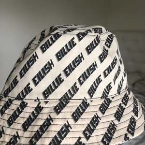 Billie Eilish Mercedes Bucket Hat - Nu säljer jag denna Billie Eilish merch från H&M. Nypris var 100 kr och den är knappats använd. Hör av dig privat om du är intresserad ☺️
