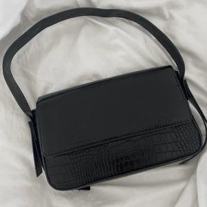 Svart väska i ormskinnsmönster - Säljer denna snygga svarta väskan i ormskinnsmönster. Använd få gånger så som ny! Den passar verkligen till allt och är även väldigt rymlig. Säljer för 200kr+frakt❤️