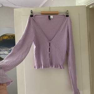 En söt rosalila knapptopp med volanger längs ärmarna och slutet på tröjan. Helt oanvänd, köpt från H&M💓