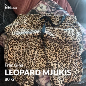 Från Gina  - Säljer dessa blev för tajta och tog av lappen bara provade är S 