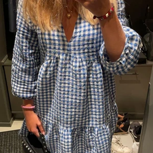 Zara kläning  - Säljer denna jättefina zara kläning då jag inte för användning för den lägre. I super bra skick för fler frågor eller bilder kontakta ❤️❤️