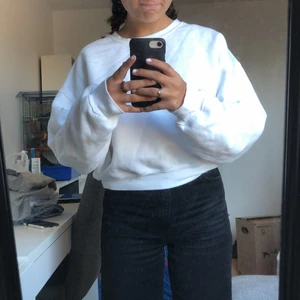 vit sweatshirt  - runt ett halvår gammal, inte alls mycket använd, lite croppad med lite smått ballong ärmar.