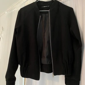 Bomberjacka  - Säljer denna jacka från Gina tricot för 30kr + frakt 😍 jättefin nu till hösten 