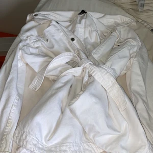 Super snygg jeans jacka från Zara - Säljer nu min älskade jeans jack från zara i strl L (den passar dock mer S/M eftersom den är liten i storlek). Nypris 699kr 💗