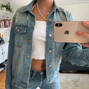 Jeansjacka - Jeansjacka  i den perfekta ljusa färgen med snygga slitningar! XS men lite oversized modell. Skriv för mer info/bilder!!💕