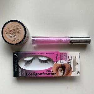 OANVÄNT smink - Helt oöppnade produkter med skyddsplasten kvar.  Foundation ”Whipped creme foundation”, märke Max Factor, nyans 40 Light Ivory, 18 ml.  Läppglans från Sephoras egna kollektion, nyans Fuchsia Mermaid (rosaglittrig), 3,4 g.  Lösögonfransar från Depend, Modell ”Trinity” som sägs ge kattliknande ögon då det är halvfransar. Lim ingår i förpackningen. Oanvända ofc.  Köp en för 40kr eller alla för 100kr