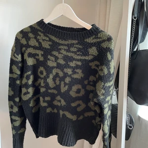 Stickad tröja - Köpt på Ullared för ca 2 år sedan. Väldigt oversized med leopardmönster. Använd med i bra skick