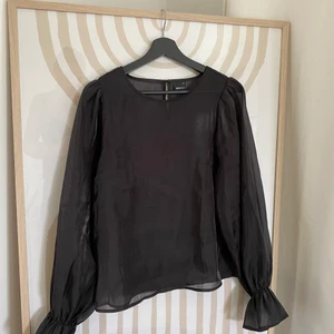 Ginatricot blus, strl 38 - Blus i genomskinligt material med puffärm från ginatricot! Frakt ingår inte i priset 