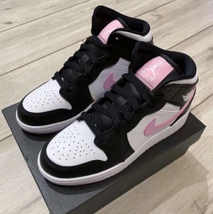 Jordan 1 Artic Pink - Finns i alla storlekar och skickas med gratis spårbar frakt 