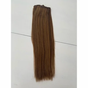 Löshår/hårförlängning  - Äkta löshår som går att platta, locka och styla. Brunt med lite ljusare slingor för att få mer liv i det, går att färga eller lägga i en färgbomb i detta. Köpt hos en frisör och är i väldigt bra skick. Clipsen är hela och rena, håret nytvättat och clipsen är desinficerande. Enkla att sätta på och passar de som vill ha lite längre hår eller bara lite tjockare. Ca 45-50 cm långt. Betalning sker via Swish. 
