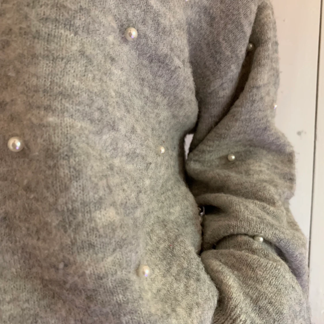 Grå stickad tröja med pärlor  - 91