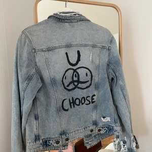 Jeansjacka från cheap monday - Sliten jeansjacka från Cheap Monday som jag kladdat på med textilfärg! Strl M!